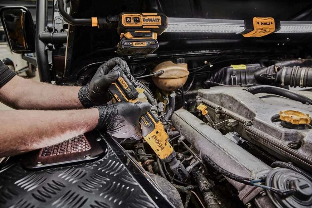 DEWALT terkšlė 12V variklio remonto metu