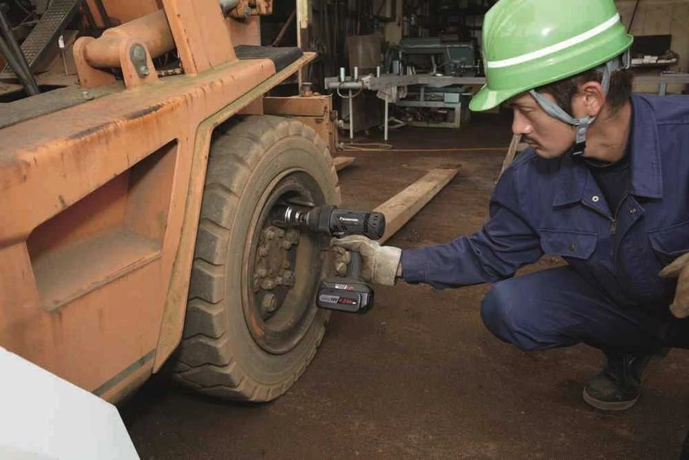 Panasonic EY7552 veržliasukis dirbant prie krautuvo rato