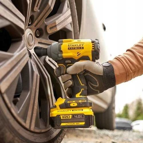 Stanley smūginis veržliasukis dirbant prie automobilio rato