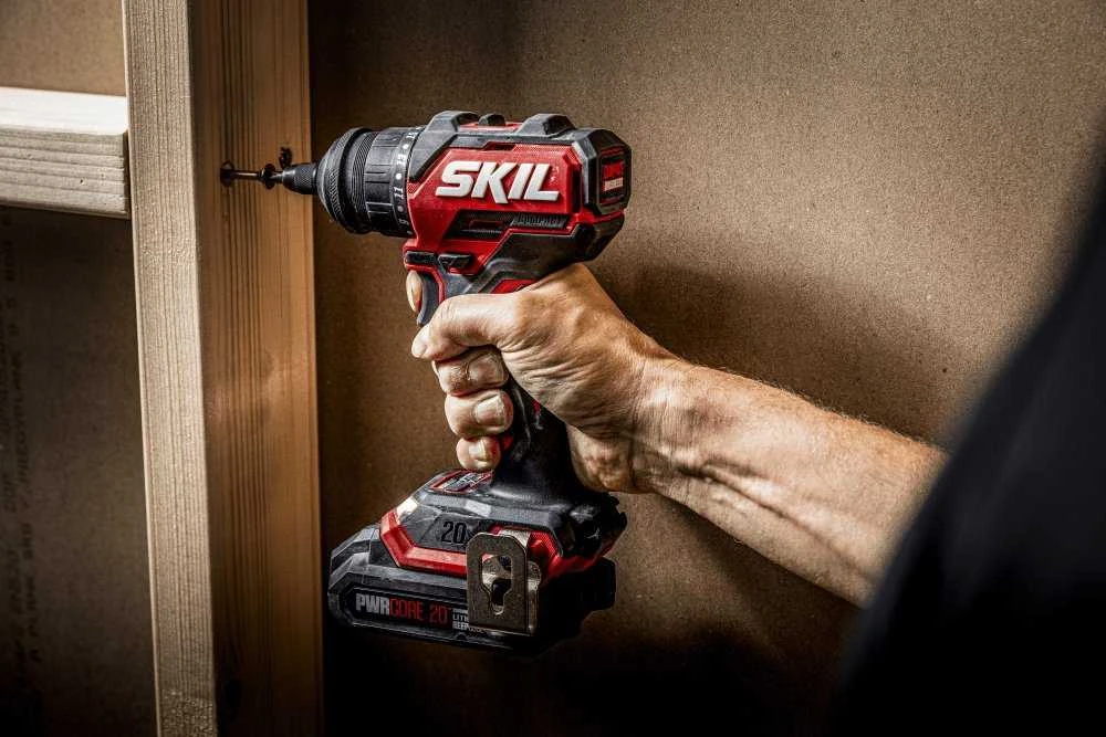 Skil 3066 CA suktuvą-gręžtuvas darbo metu