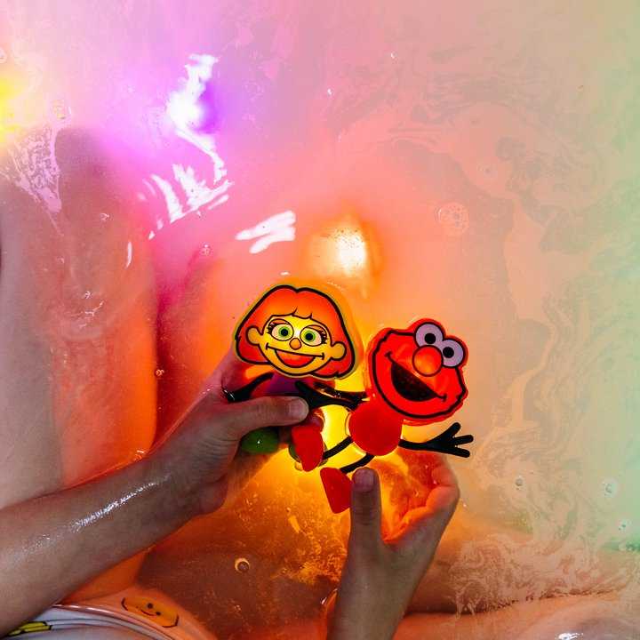 Soxo Glo Pals, Maudymosi figūrėlė Julia – rinkinys su dviem sensorinėmis kaladėlėmis, šviečiančiomis vandenyje