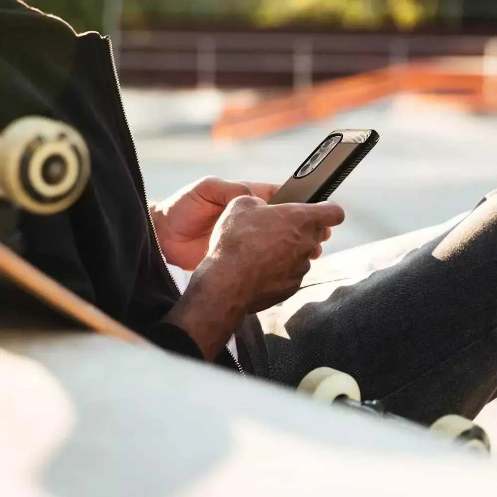 Dėklas Spigen Rugged Armor, juodas - Motorola Edge 2022