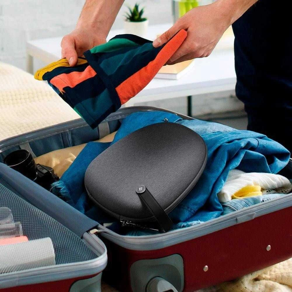 Spigen AirPods Max dėklas kelioniniame lagamine