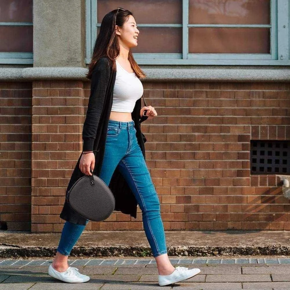 Spigen Klasden dėklas AirPods Max rankoje