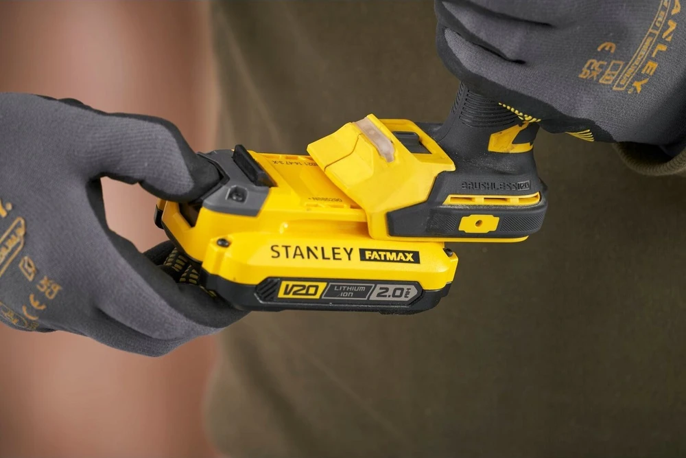 2 × 2,0 Ah SFMCF830D2K STANLEY smūginis veržliasukis