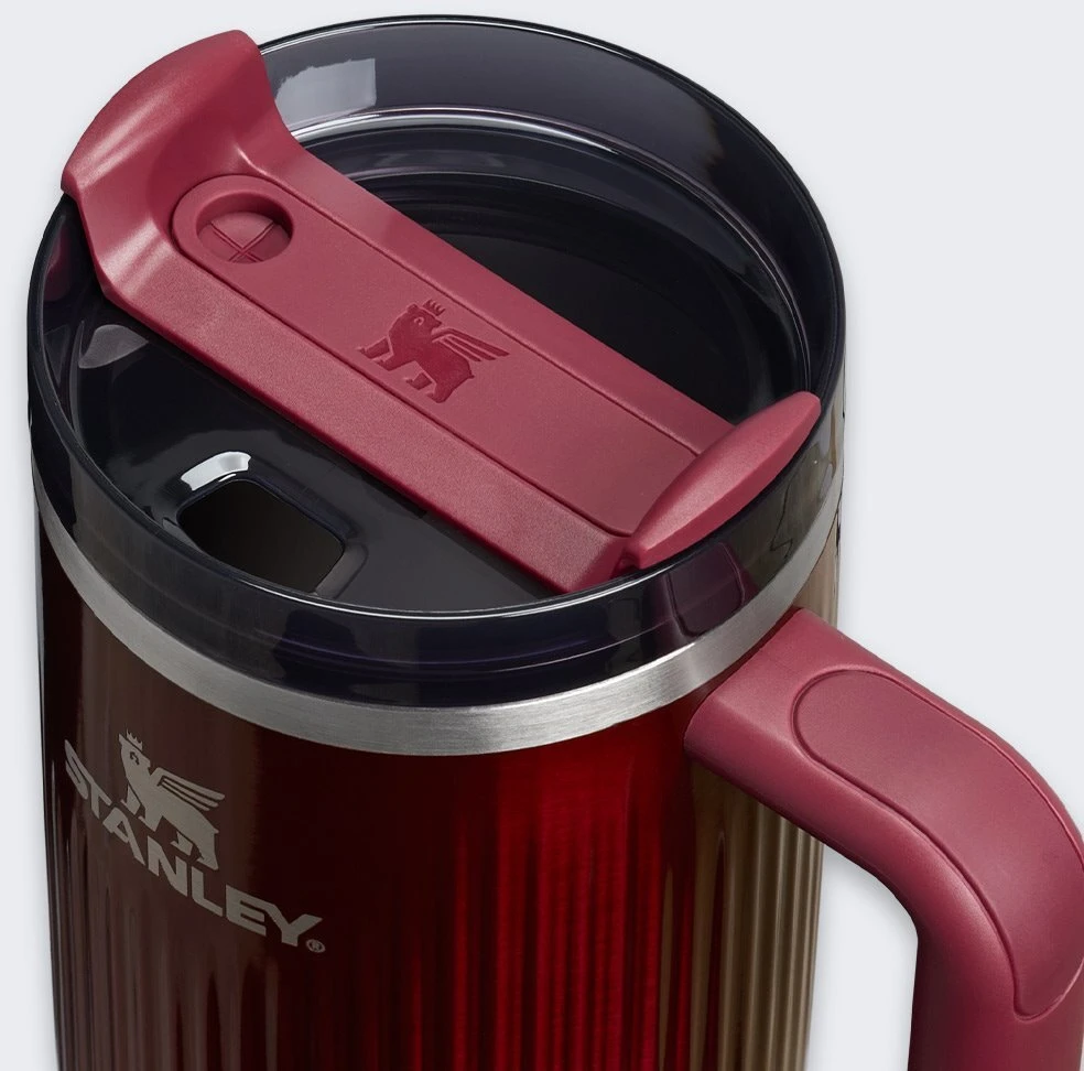Stanley termosinis puodelis su šiaudeliu „The Quencher H2.0 Fluted Tumbler“, 1,18 l, blizgios kaštoninės spalvos