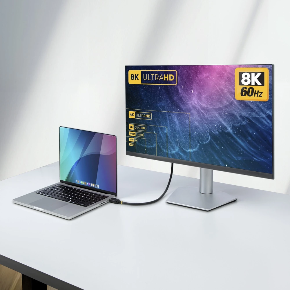 HDMI 2.1 laidas sujungtas su kompiuteriu ir 8K monitoriumi