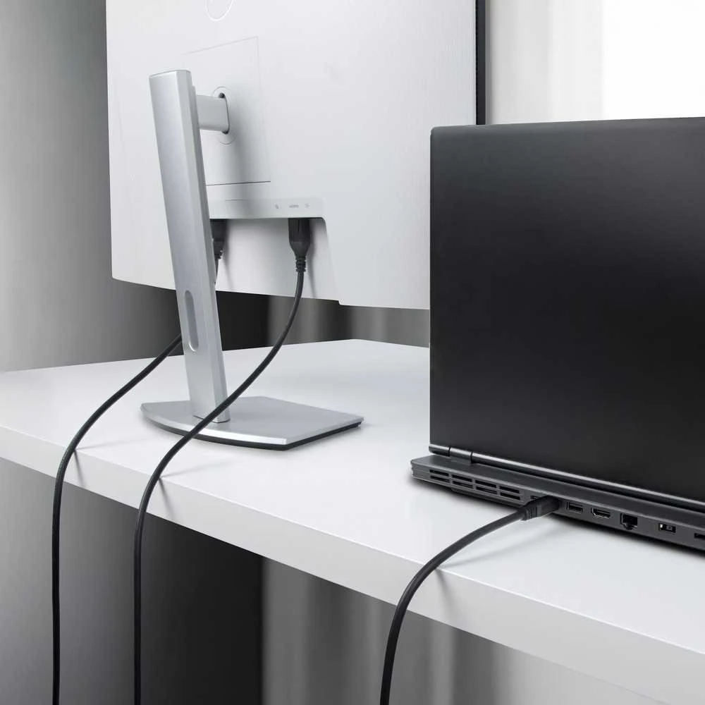 Startech laidas prijungtas prie monitoriaus ir kompiuterio