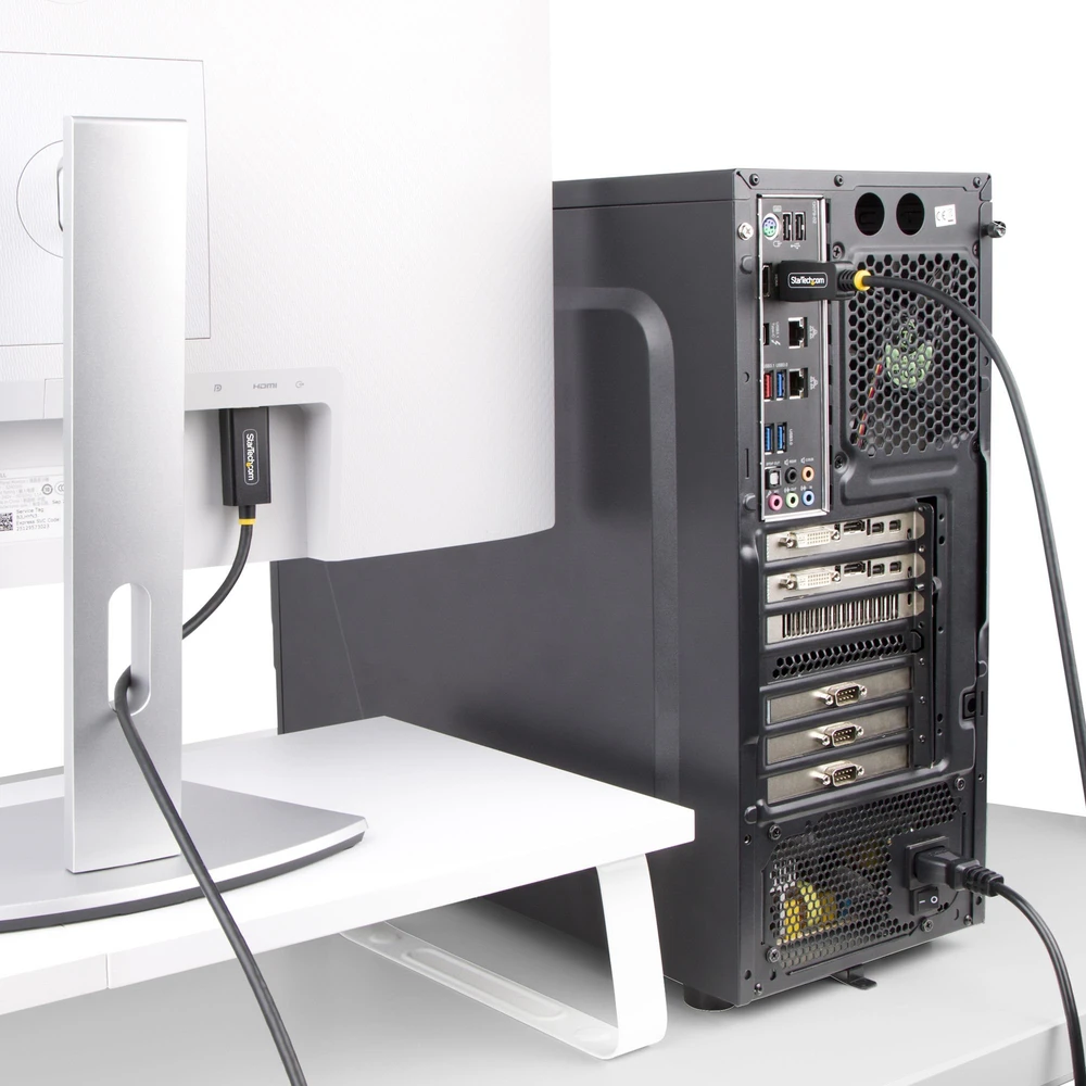 DisplayPort į HDMI laidas prijungtas prie kompiuterio ir monitoriaus