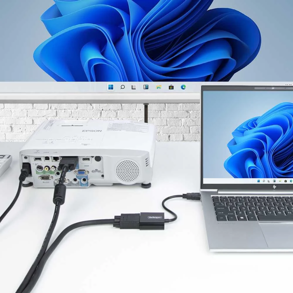 StarTech HDMI į VGA adapteris sujungtas su kompiuteriu ir projektoriumi