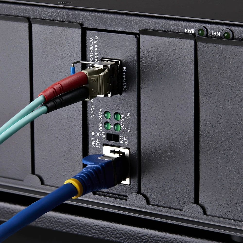 Šakotuvas Šviesolaidinis konverteris StarTech MCM1110SMLC40 tinklo konverteris 2000 Mbit/s 1310 nm Vienmodis Juodas