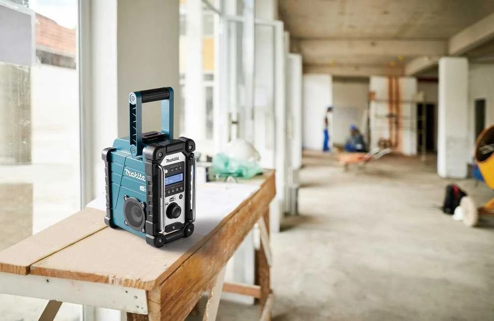 DMR110N DAB+ Radijas, tinka beveik visi Makita akumuliatoriai 7,2 - 18V; galimybė prijungti