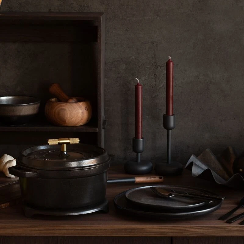 STAUB Staub La Cocotte Buster & Punch 24 cm round, juodas, cast iron