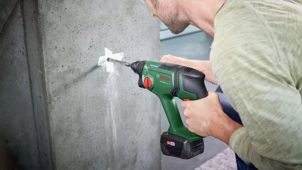 „Bosch UniversalHammer18V“ (2x2,5) akumuliatorinis perforatorius