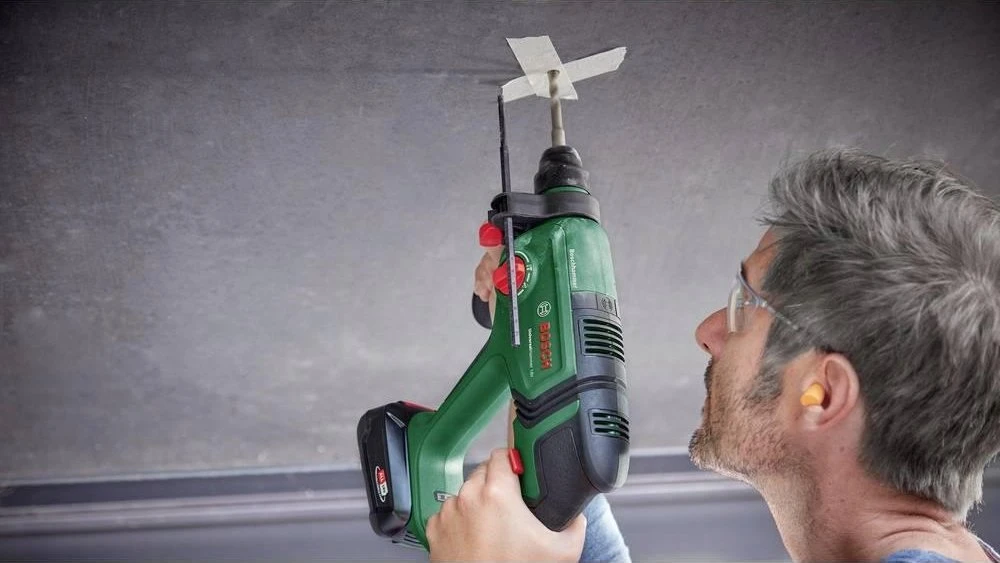 „Bosch UniversalHammer18V“ (2x2,5) akumuliatorinis perforatorius