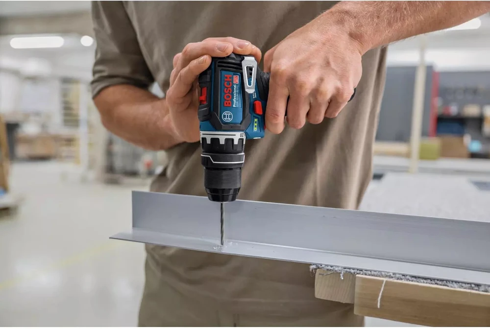 Bosch GSR 12V-32 gręžimo procese