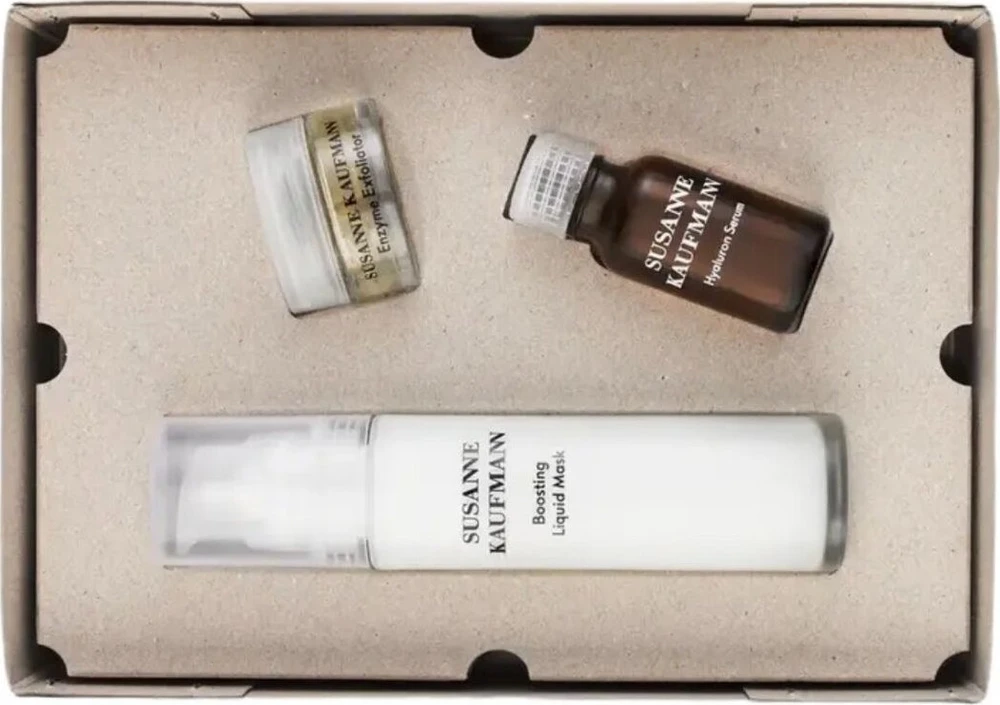 „Radiance Collection“ rinkinys Susanne Kaufmann: veido kaukės ir šveitikliai, senėjimą stabdanti gelinė kaukė be sulfatų, 50 ml + veido kaukės ir šveitikliai, šveičiamasis fermentų valiklis, 15 ml + veido serumai ir aliejai, drėkinamasis hialurono rūgšties serumas veidui, 15 ml