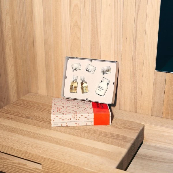 „Susanne's Home Spa Collection“ rinkinys Susanne Kaufmann: veido valikliai, valomasis veido gelis be parabenų, 30 ml + kūno losjonai ir kremai, valomasis kūno sviestas be sulfatų, dieninis, 15 ml + veido kaukės ir šveitikliai, šveičiamasis valiklis su fermentais, 15 ml +