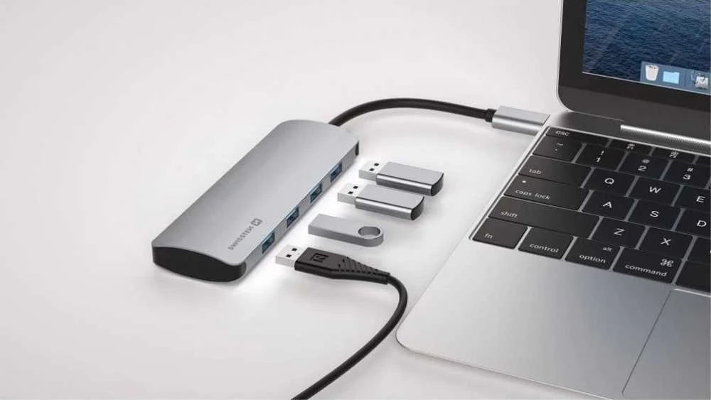 8-in-1 USB-C šakotuvas su prijungtais priedais