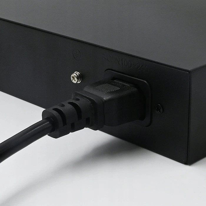 Šakotuvas „Qoltec FAST Ethernet PoE“ komutatorius 8x RJ45 PoE 2x RJ45 Uplink 120W 10/100 Mb/s