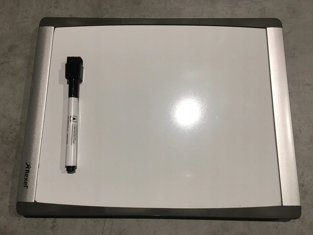 Nobo Magnetyczna tabliczka suchościeralna su zaokrągloną dwukolorową ramą 215x280 mm