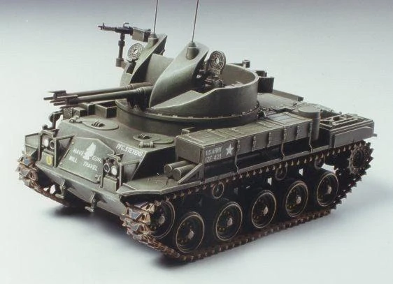 Tamiya – JAV savaeigis AA pistoletas M42 Duster su 3 figūromis, 1/35, 35161