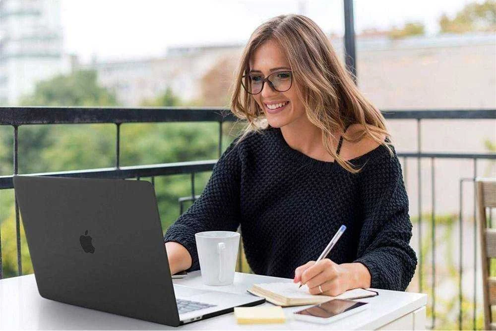 „Tech-Protect SmartShell“ dėklas „Apple MacBook Air 13“ M2 / M3 / 2022–2024 m. – skaidrus