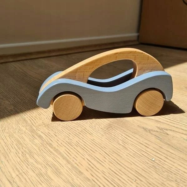 Teka medinis lenktyninis automobilis