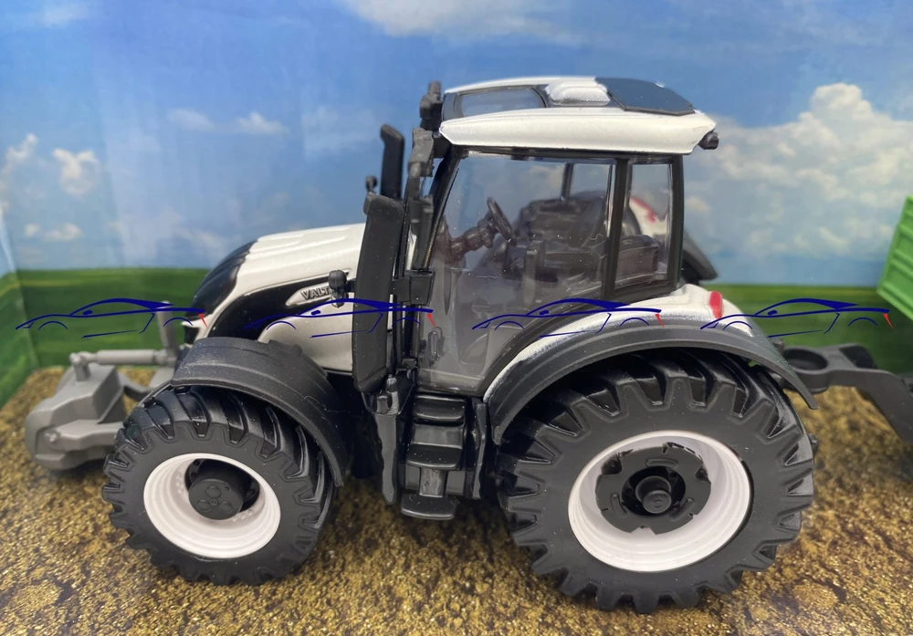 *BBURAGO metalas, Traktor, Valtra su przyczep, žalias