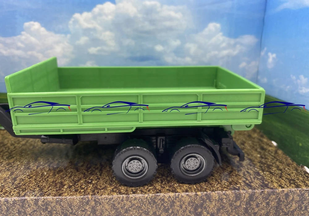 *BBURAGO metalas, Traktor, Valtra su przyczep, žalias