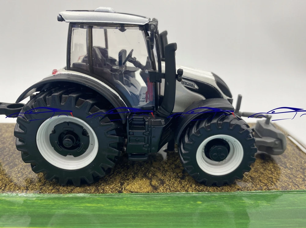 *BBURAGO metalas, Traktor, Valtra su przyczep, žalias