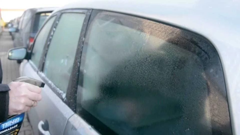 Tenzi Meistras – ledo tirpdiklis ant automobilio lango