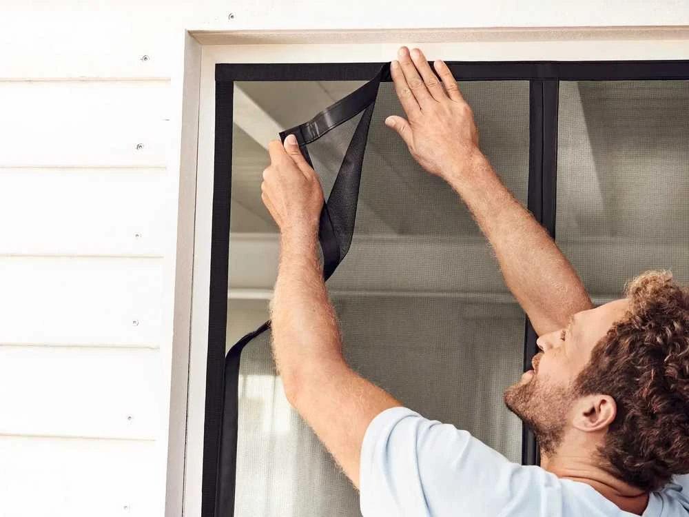 tesa magnetinis tinklelis nuo vabzdžių durims 220 × 100 cm, automatiškai užsidarantis, antracito spalvos