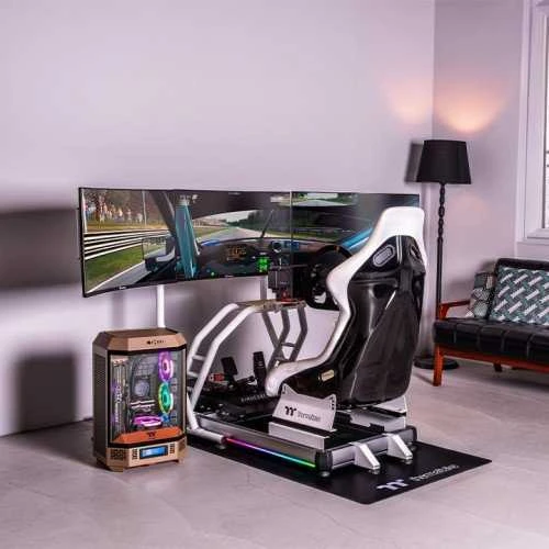 Thermaltake GR500 simuliatoriaus darbo vieta su trimis ekranais