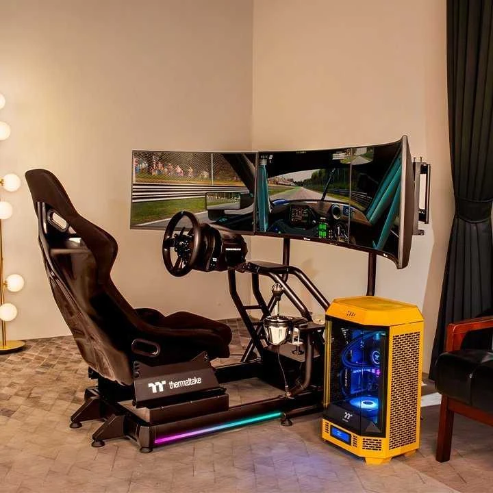 Thermaltake GR500 su monitorių sistema ir kompiuteriu