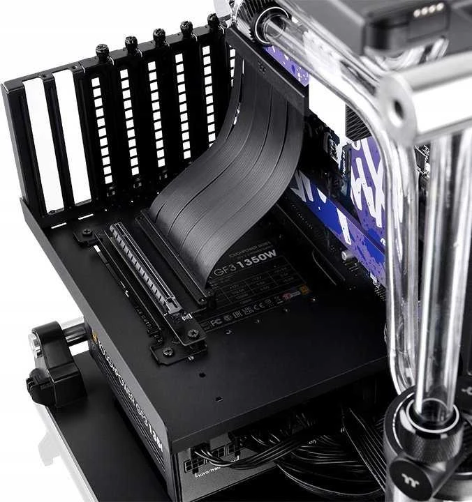 Thermaltake PCI-E 4.0 riser juosta veikianti kompiuterio korpuse