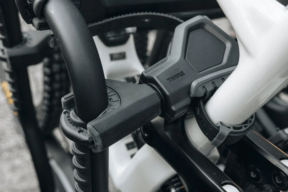 Thule „Easyfold“ 3 dviračių laikiklis 2 elektriniams dviračiams