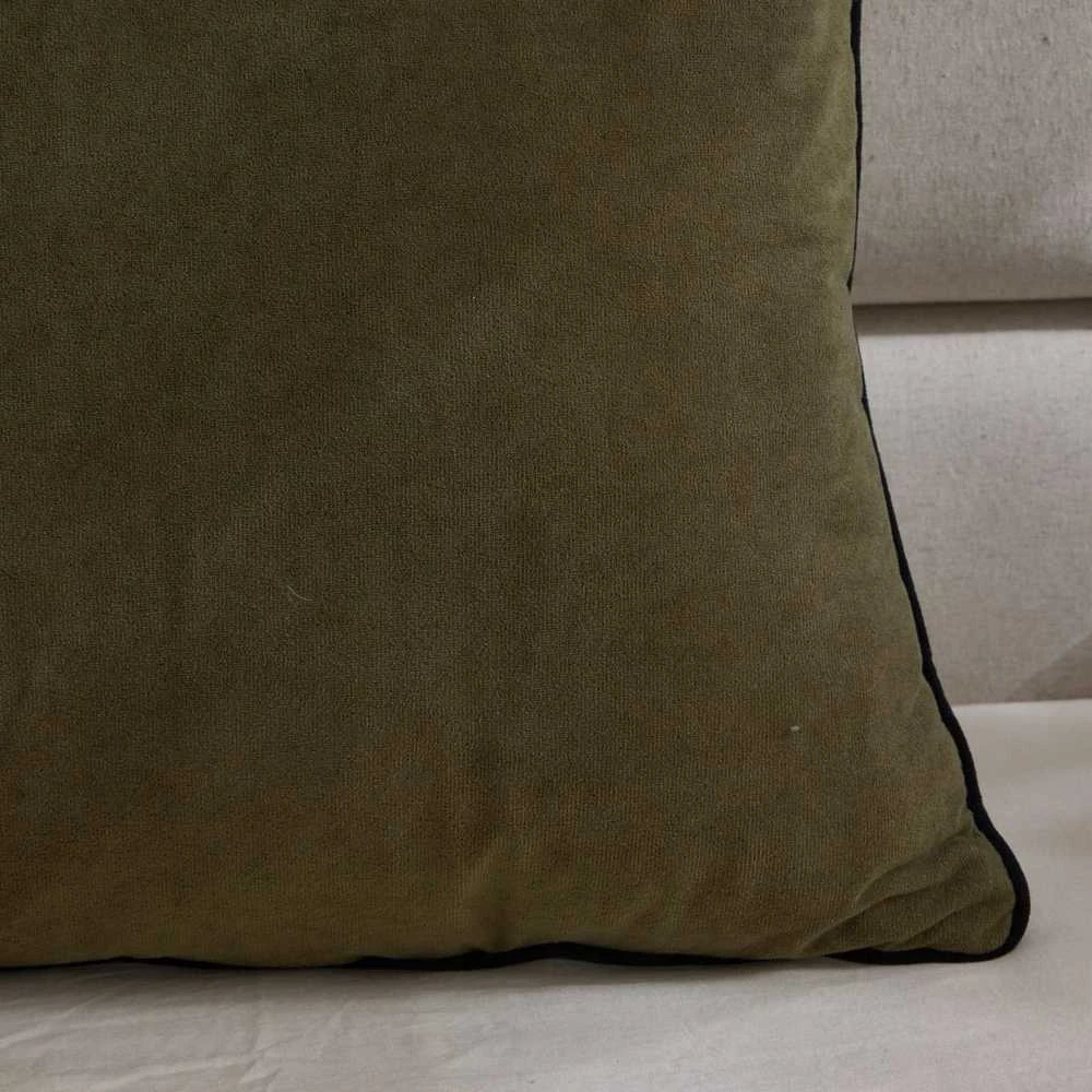 Matcha spalvos aksominė pagalvėlė su dekoratyviniu apvadu