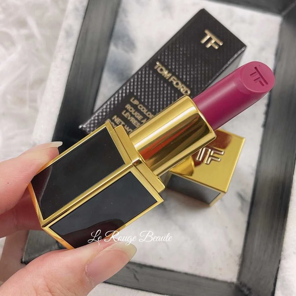 „Tom Ford Lips & Girls“ švelnūs matiniai „Kreminis“ lūpų dažai, 03 „The Boys“, 2 g