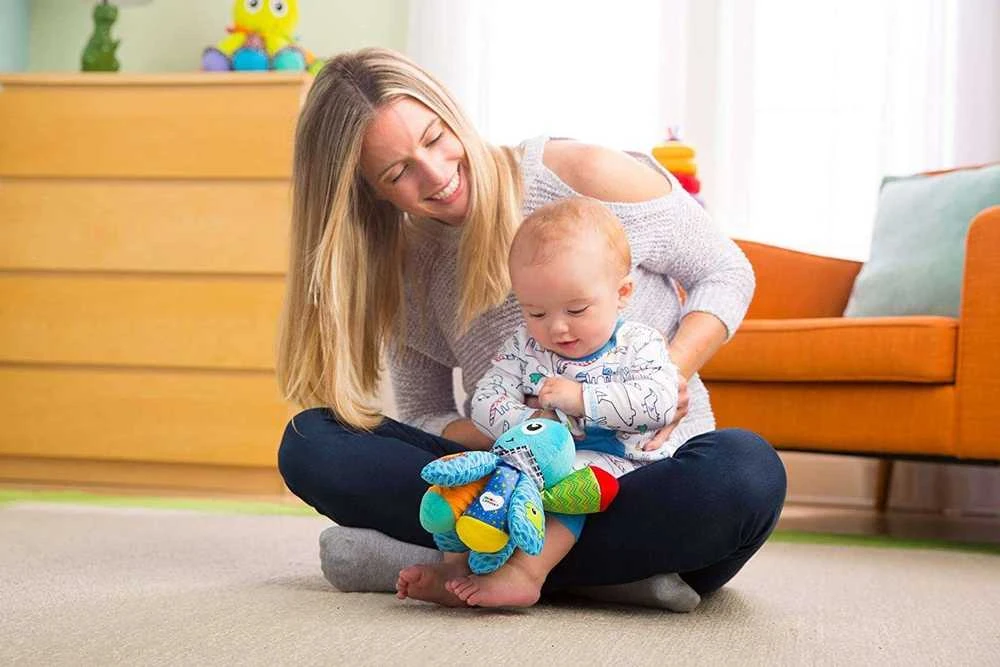 Lamaze Salty Sam aštuonkojis kūdikio rankose