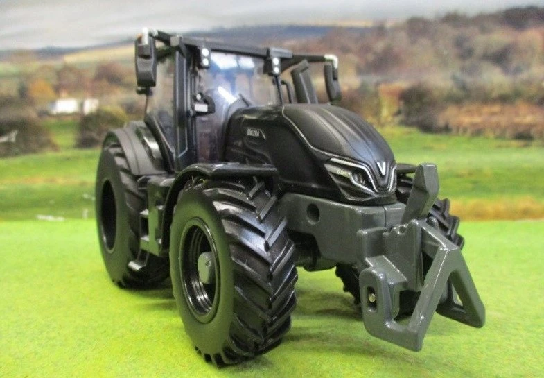 Britains Traktor Valtra Q305 juoda TOMY