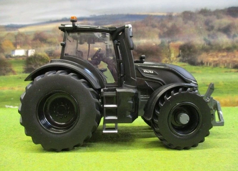 Britains Traktor Valtra Q305 juoda TOMY