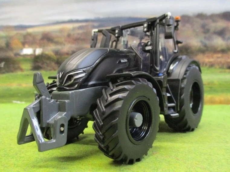 Britains Traktor Valtra Q305 juoda TOMY