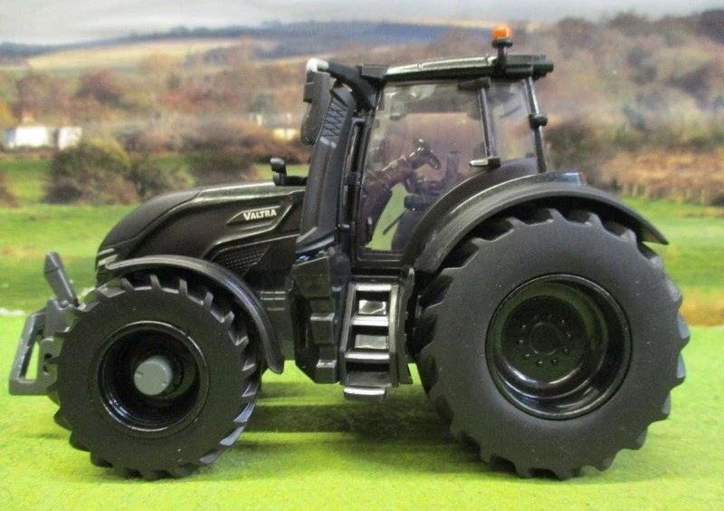 Britains Traktor Valtra Q305 juoda TOMY