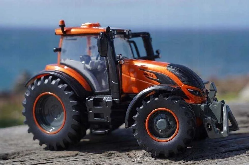 TMY TOMY Britains traktor ValtraT245 wer.Deco 43273 /3