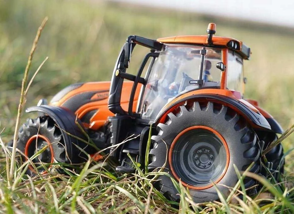 TMY TOMY Britains traktor ValtraT245 wer.Deco 43273 /3