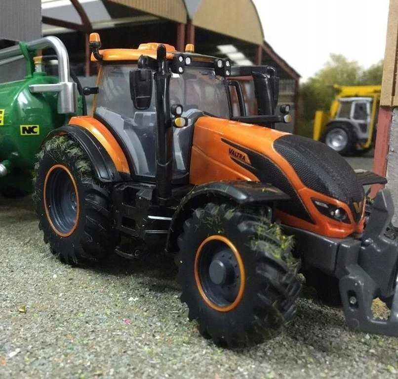 TMY TOMY Britains traktor ValtraT245 wer.Deco 43273 /3