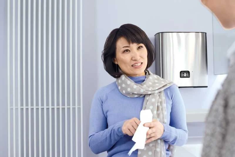 „Tork Matic®“ popierinių rankšluosčių ritinių dozatorius su „Intuition™“ jutikliu