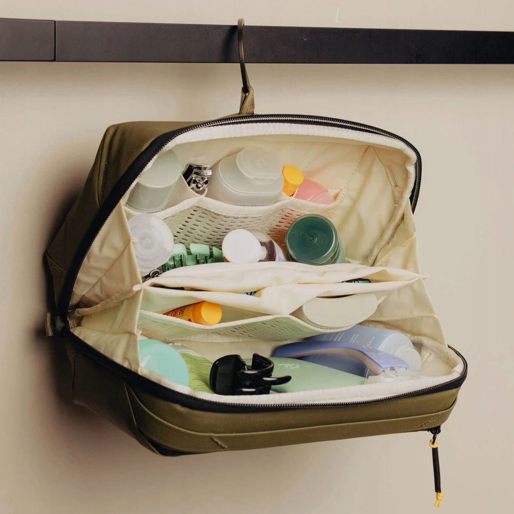 Peak Design Kosmetyczka Travel Line Peak Design Wash Pouch Kelp - oliwkowa Vertimas: Peak Design kelioninė kosmetinė Travel Line Peak Design Wash Pouch – alyvuoginė