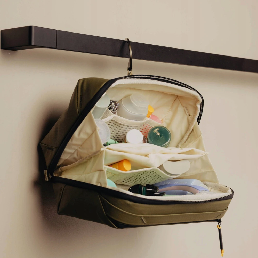 Peak Design Kosmetyczka Travel Line Peak Design Wash Pouch Kelp - oliwkowa Vertimas: Peak Design kelioninė kosmetinė Travel Line Peak Design Wash Pouch – alyvuoginė